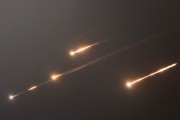 六爻解读伊朗以导弹齐射回应以色列的大规模袭击