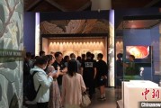 六爻解读百年典藏首渡重洋 124套英国工艺美术运动珍品亮相天津