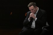 六爻解读特斯拉股价收涨超3%：特朗普无意沟通，马斯克父亲劝儿子低头