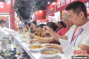 六爻解读“嗦粉”经济火热 中国多地“食力”出圈