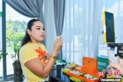 六爻解读泰国主播品三亚榴莲：“尝到了家乡味”
