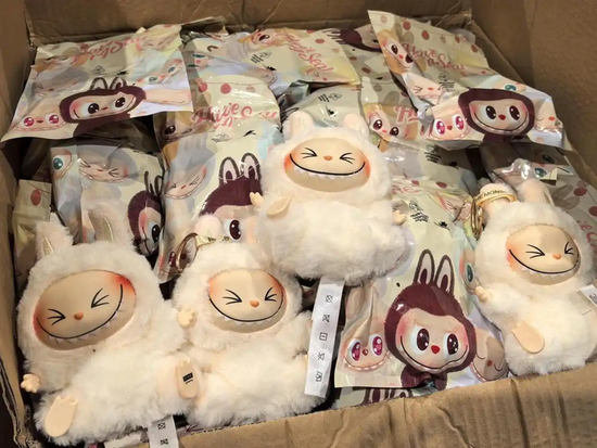 Labubu的假货产业链：秘(🕹)密全球发货，工厂谁也不能来看